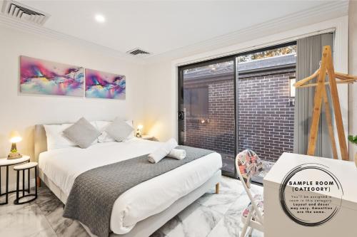 Boutique Queen Room - Centrally Located at Glenfield - Shared Bathroom in South Western Sydney