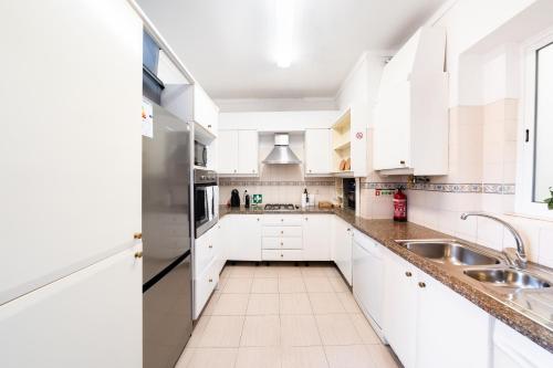 Alfama Retreat 4BR with Breathtaking River Views - image 7