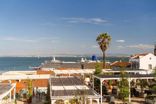 Alfama Retreat 4BR with Breathtaking River Views - image 6