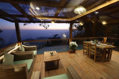 Erkély/terasz, Rokeby Manor in Landour