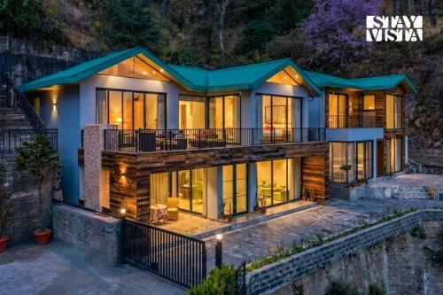 StayVista at Thelma Cottage with BBQ & Bonfire, Kasauli