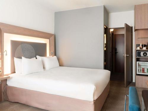Exterior view of Novotel Paris Rueil Malmaison Hotel