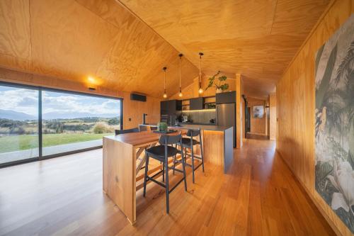 Mana Waiora Retreat - Luxury in Raw Wilderness in Te Anau