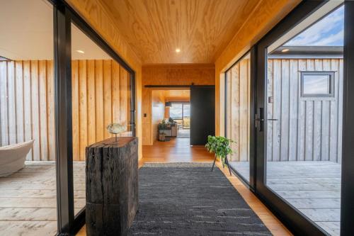 Mana Waiora Retreat - Luxury in Raw Wilderness in Te Anau