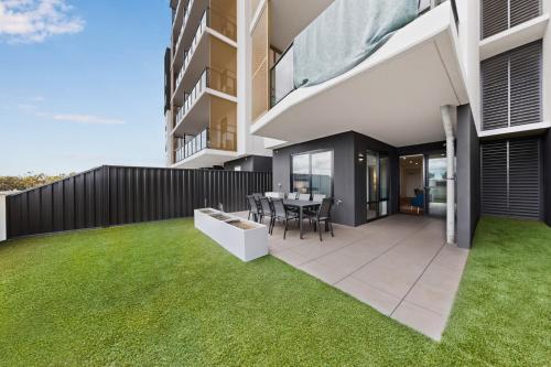 Modern 2-Bed Apartment with Private Balcony – khách sạn tại Công viên Queens