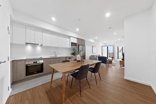 Stylish 2 Bed Apartment with New Furnishings in ควีนพาร์ค