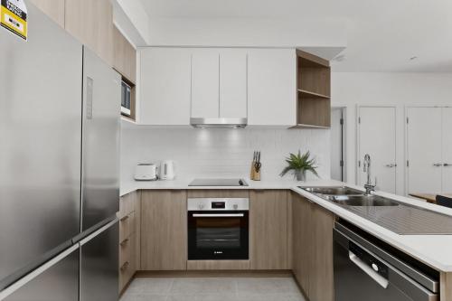 Spacious Newly 2 Bed Unit with Onsite Parking in ควีนพาร์ค