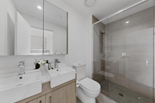 Modern Newly Furnished Apartment with Full Kitchen - image 3