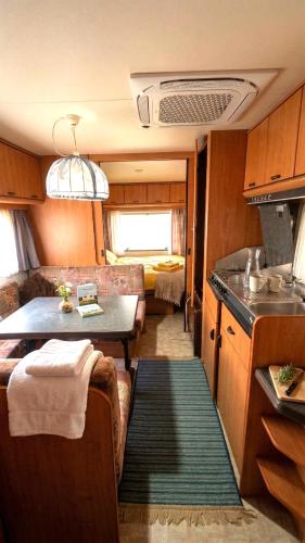 virtuve, Caravan in the backyard in Mocenoka