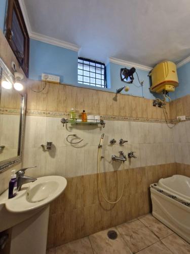 Bathroom, The Nomad Cave in Lucknow