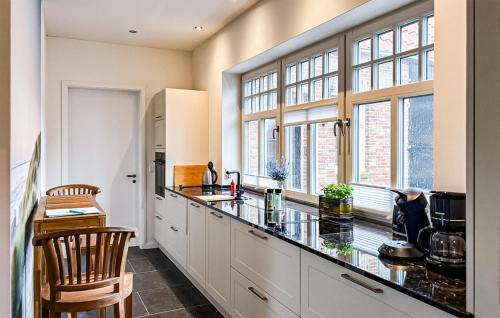virtuve, Cozy Home In Detern With Wifi in Detern