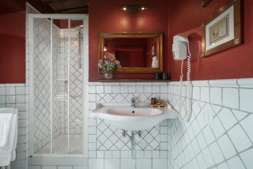 Relais Poggio Borgoni - Tap to explore photos