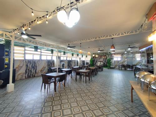 Restaurant, Townhouse Oak&nbsp;Casa&nbsp;Barcelona in Iloilo