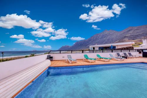 Bungalow Casa Buenavista Famara - Pool - Ocean views - Beach 2 min By Lanzarote Vacation Homes – khách sạn tại Caleta de Famara