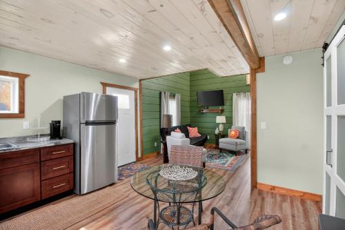 Downtown Modern Arts District Loft with Boat Parking in Somerset (Kentucky)