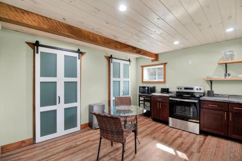 Downtown Modern Arts District Loft with Boat Parking in Somerset (Kentucky)