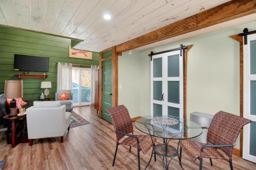Downtown Modern Arts District Loft with Boat Parking in Somerset (Kentucky)