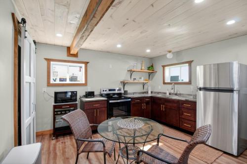 Downtown Modern Arts District Loft with Boat Parking in Somerset (Kentucky)