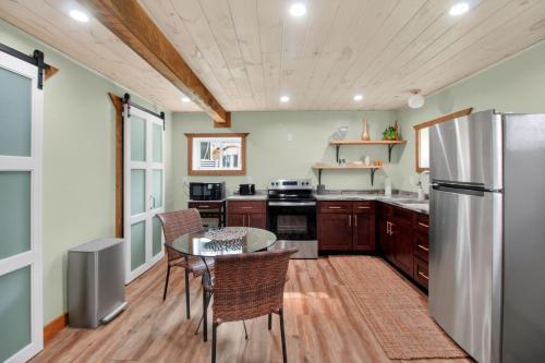 Downtown Modern Arts District Loft with Boat Parking in Somerset (Kentucky)