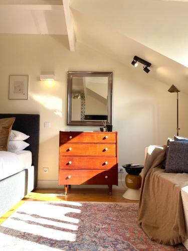 Elegant Beamed Loft with AC near Aliados - image 2