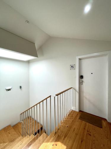 Elegant Beamed Loft with AC near Aliados - image 3