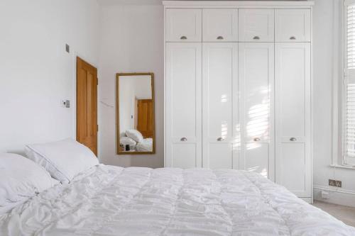 Charming Victorian Flat with Private Garden in Shepherds Bush - image 2