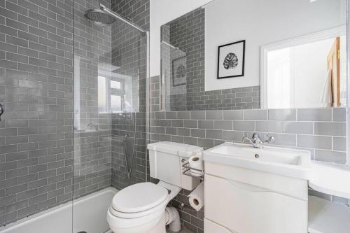 Charming Victorian Flat with Private Garden in Shepherds Bush - image 10