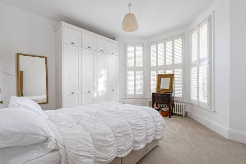 Charming Victorian Flat with Private Garden in Shepherds Bush - image 5