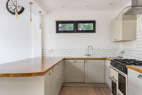 Charming Victorian Flat with Private Garden in Shepherds Bush - main image