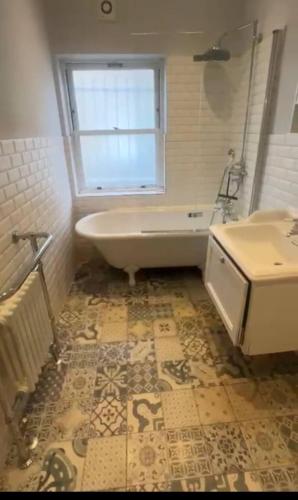 Charming Victorian Flat with Private Garden in Shepherds Bush - image 6