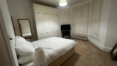 Charming Victorian Flat with Private Garden in Shepherds Bush - image 4