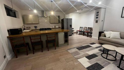 Charming Victorian Flat with Private Garden in Shepherds Bush - image 14