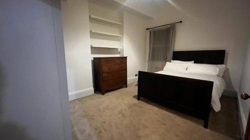 Charming Victorian Flat with Private Garden in Shepherds Bush - image 9