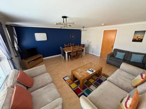 Apartment in Heart of West End- Parking Space- recent refurb- Near University and Kelvingrove Art Gallery, Glasgow