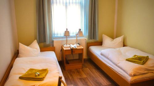 2 twin beds