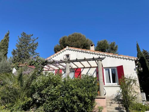 La petite maison près de la mer, avec jardin , parking et clim
