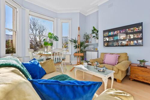 Artist's Bright Hampstead Heath Village 2 Bed Flat