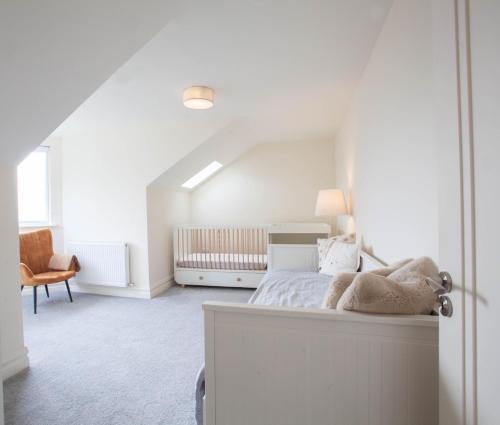 Modern 3BR Split Level Home with Balcony Dublin 16 - image 6