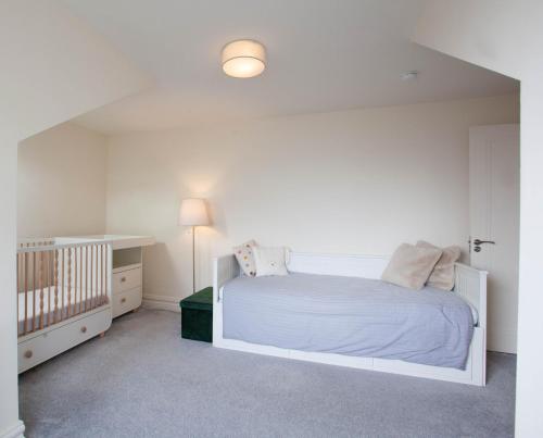 Modern 3BR Split Level Home with Balcony Dublin 16 - image 9