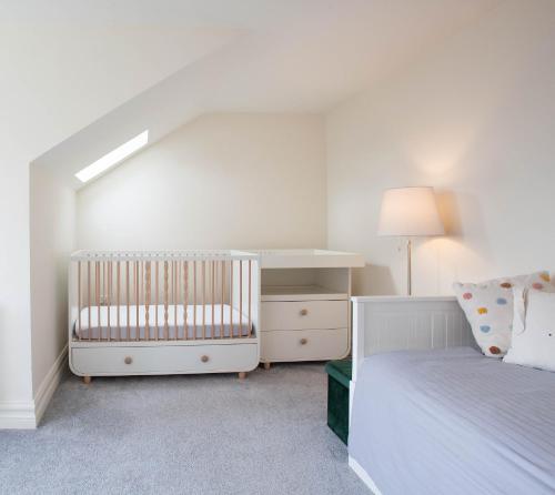 Modern 3BR Split Level Home with Balcony Dublin 16 - image 13