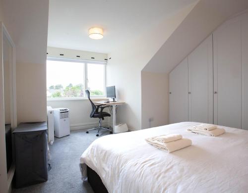Modern 3BR Split Level Home with Balcony Dublin 16 - image 4