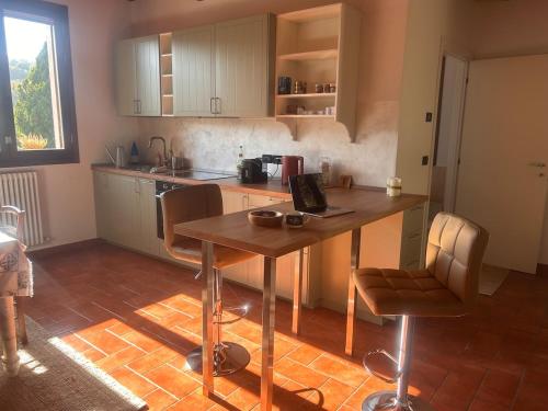 Dozza Getaway with vineyard views, fast Wifi, free parking in 多扎