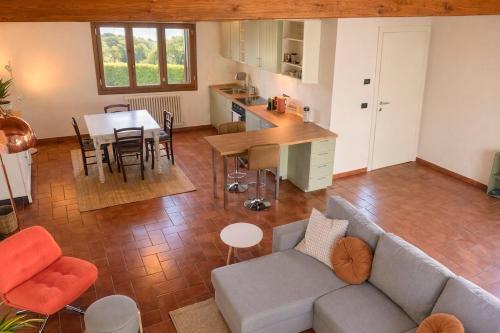 Dozza Getaway with vineyard views, fast Wifi, free parking in 多扎