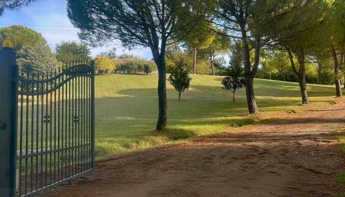 入口, Dozza Getaway with vineyard views, fast Wifi, free parking in 多扎