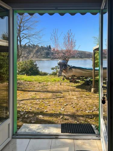 Skats, Chalet les pieds dans l'eau, Accès privé au lac (Chalet les pieds dans l'eau, Acces prive au lac) in Laroquebrou
