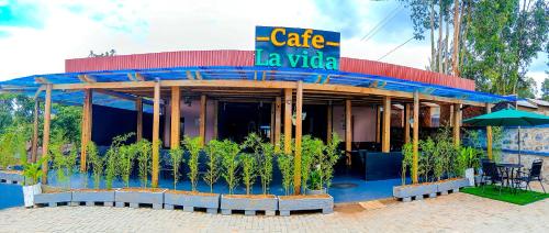 Pohled zvenku, Cafe La Vida in Mbarara