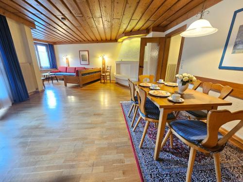 2 bedrooms, 5 beds