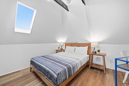 Dormont, Pittsburgh !C Modern & Unique Private Bedroom with Shared Bathroom
