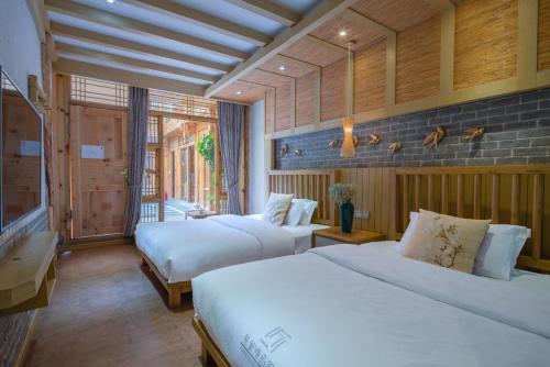 Sunlit Snow Mountain Z Naxi Ethnic Style Courtyard - image 2