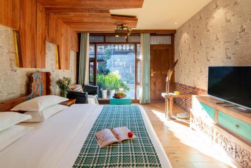 Sunlit Snow Mountain Z Naxi Ethnic Style Courtyard - image 3